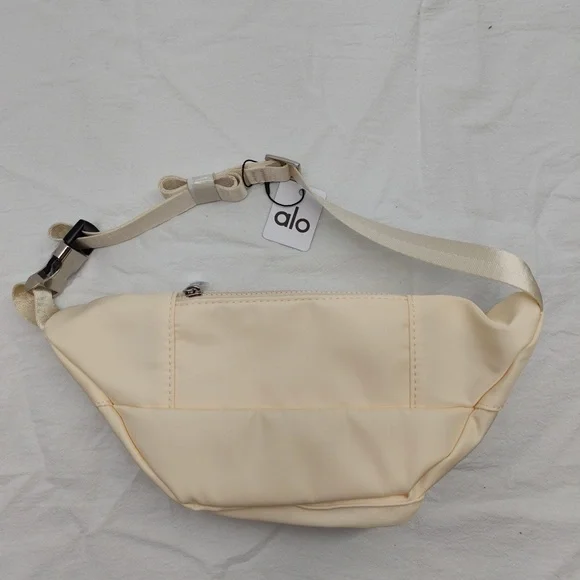 ALO Yoga Explorer Convertible Pack | 3L Nylon Waist Bag - Picture 4 of 6